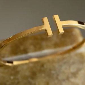Um elegante bracelete de ouro 14 quilates que adiciona sofisticação e estilo à sua coleção de joias.