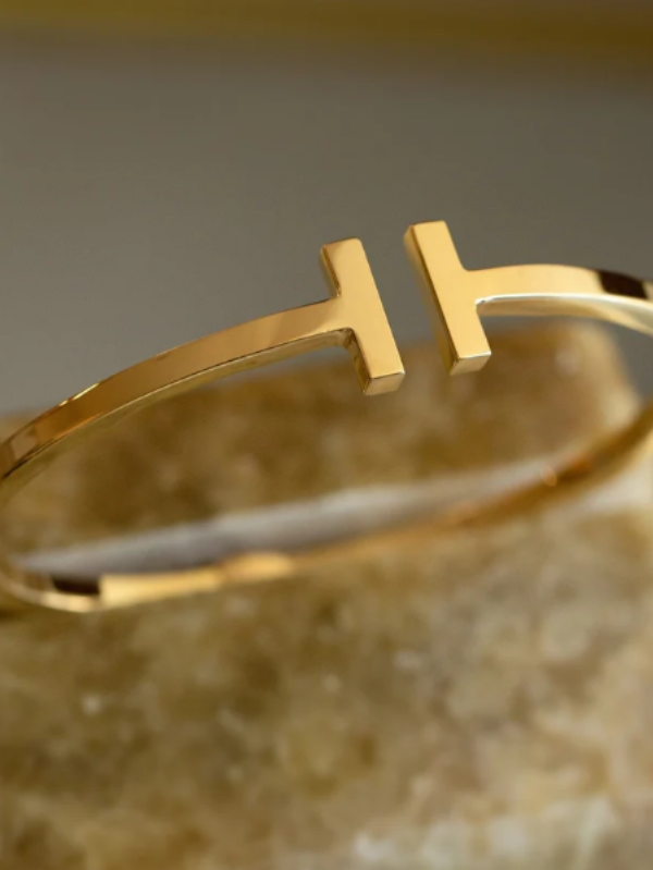 Um elegante bracelete de ouro 14 quilates que adiciona sofisticação e estilo à sua coleção de joias.